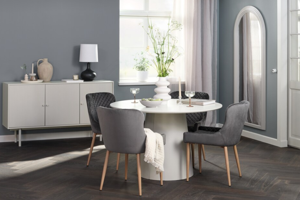 Les tables et chaises de salle à manger