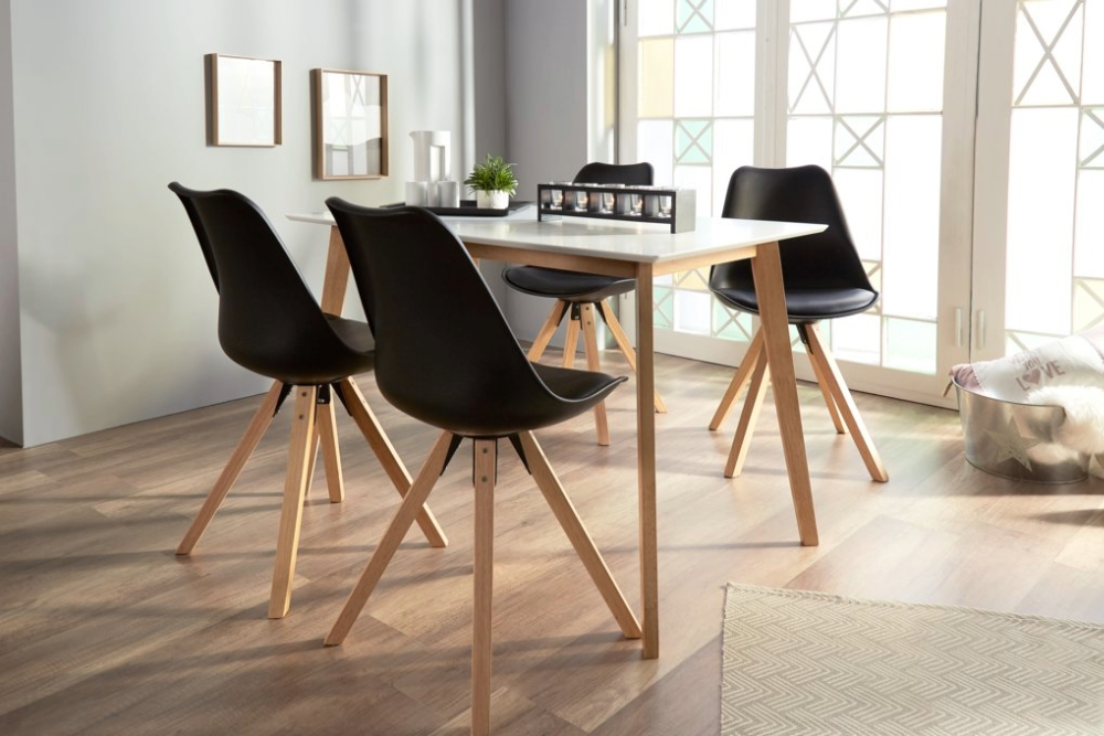 Les chaises et tables de salle à manger