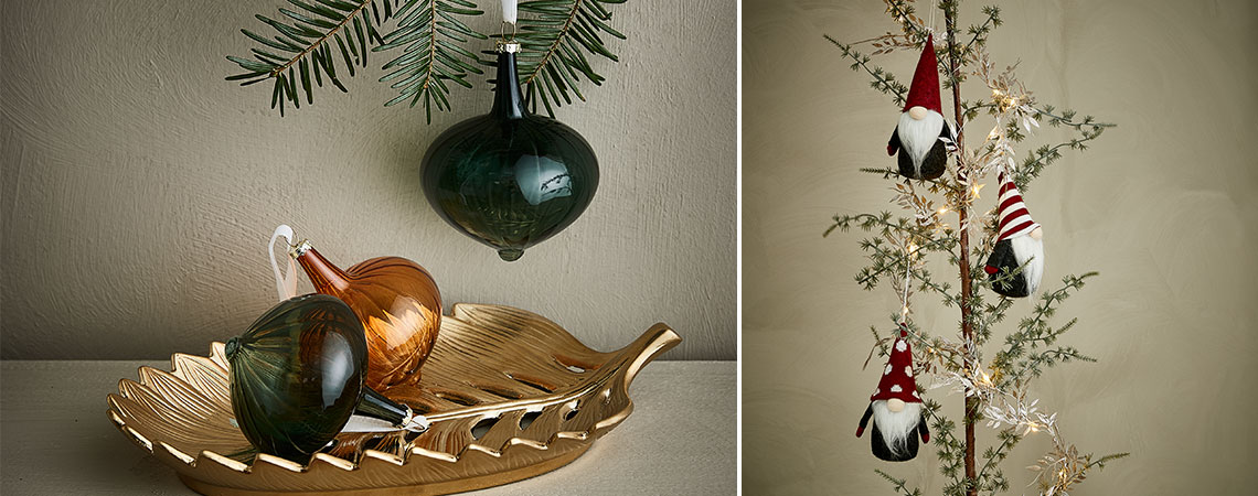 Boules de Noël en verre dans un plateau et lutins de Noël dans un arbre