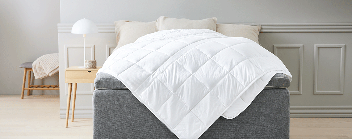 Une chambre scandinave avec lit king-size et nouvelles couettes et oreillers