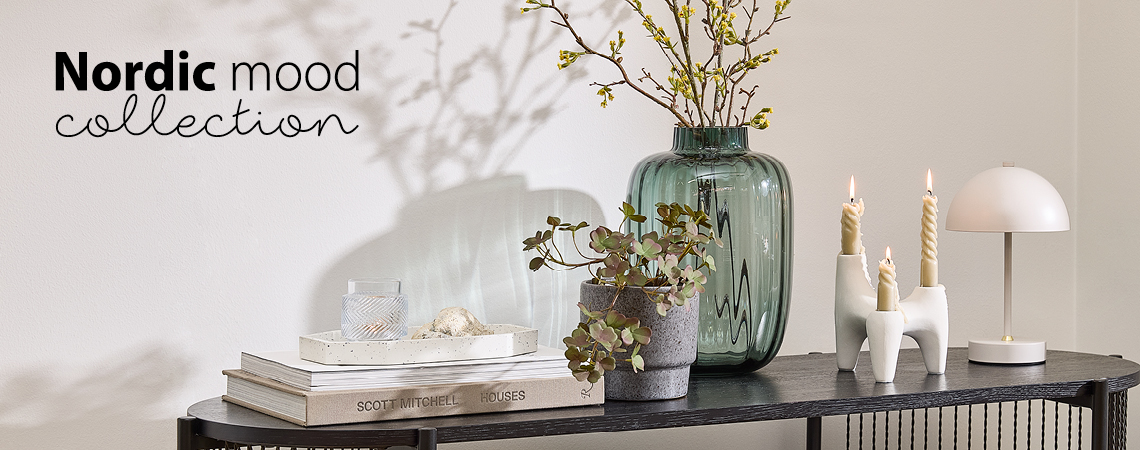 Idées de décoration pour votre maison : plateau décoratif, vase, bougeoir et lampe à piles sur une table console