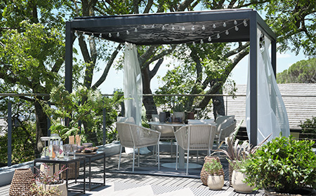 Améliorez votre espace extérieur avec une pergola élégante
