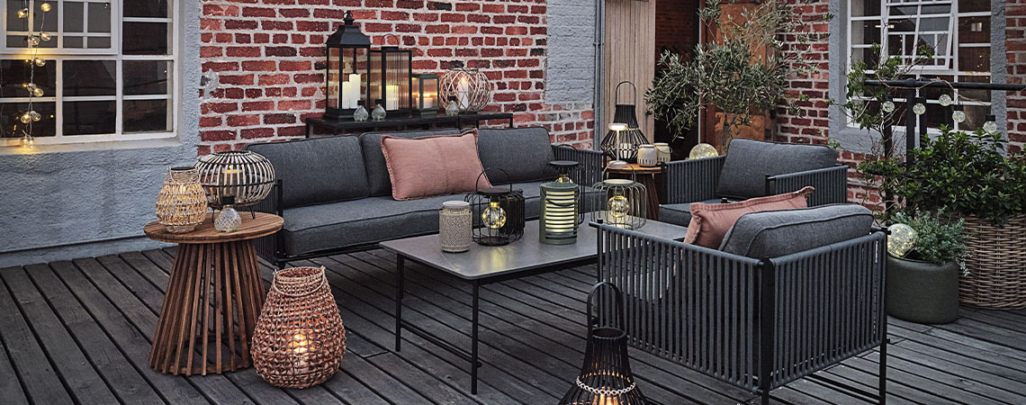 Différents types de lampes solaires de jardin, lanternes d'extérieur et lampes solaires sur la terrasse