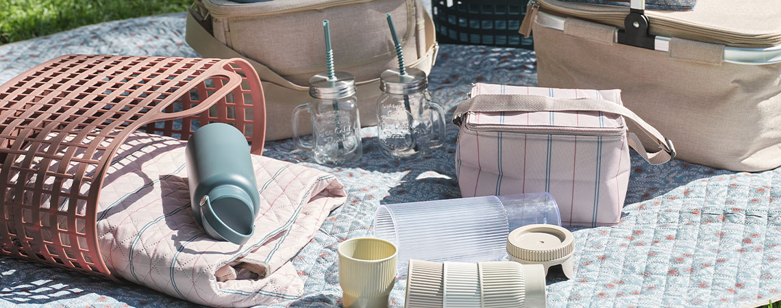 Essentiels pour l'extérieur et les pique-niques, y compris des mugs, des verres, des sacs isothermes et des couvertures de pique-nique