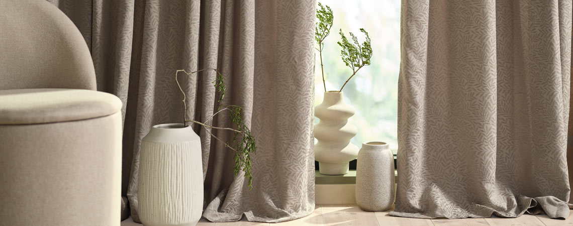 En savoir plus sur la manière de choisir les bons rideaux ou les bons stores pour votre maison Rideaux suspendus à des tringles à rideaux devant les fenêtres de la salle à manger