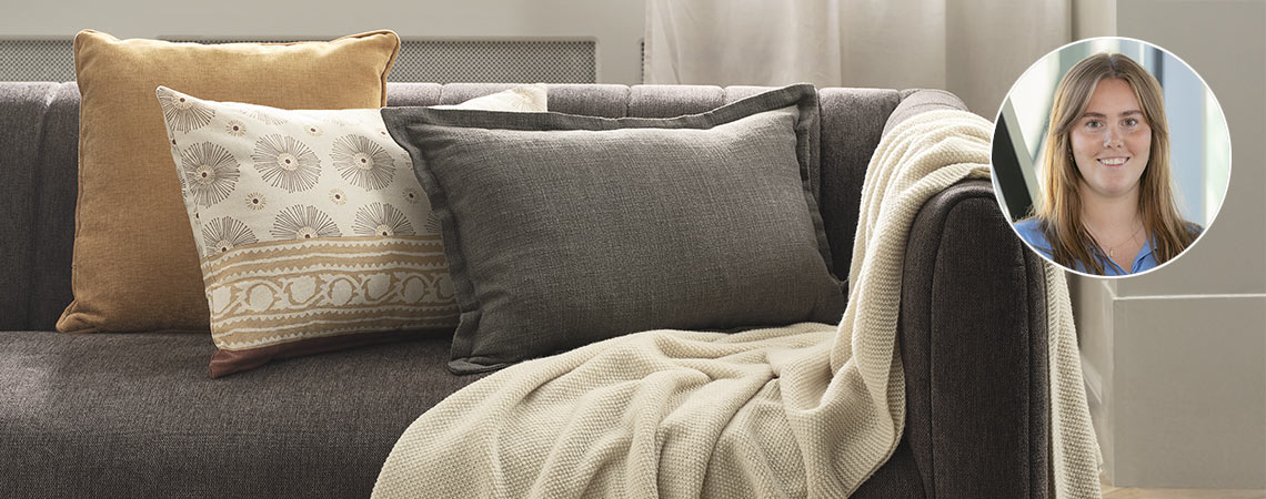 Canapé avec trois coussins, un plaid et un insert signé Josefine Riis Kjeldsen