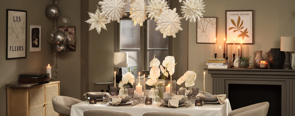 Les étoiles de Noël SKRYMSLI décorent la table du Nouvel An Salle à manger avec table dressée pour une soirée festive