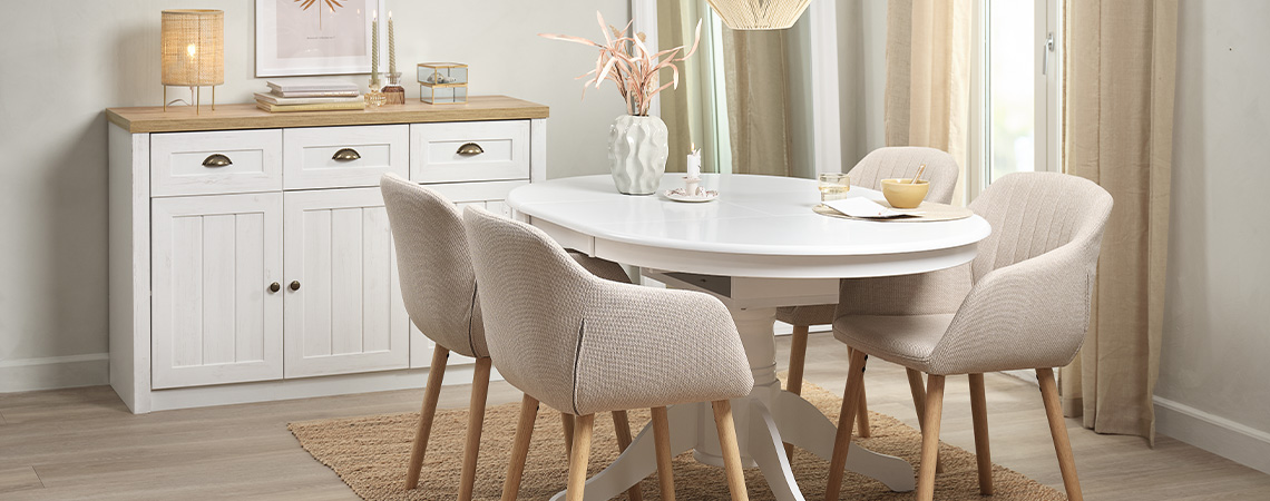 Les meubles de rangement comme un buffet spacieux sont parfaits pour le rangement de tous les jours dans toute la maison