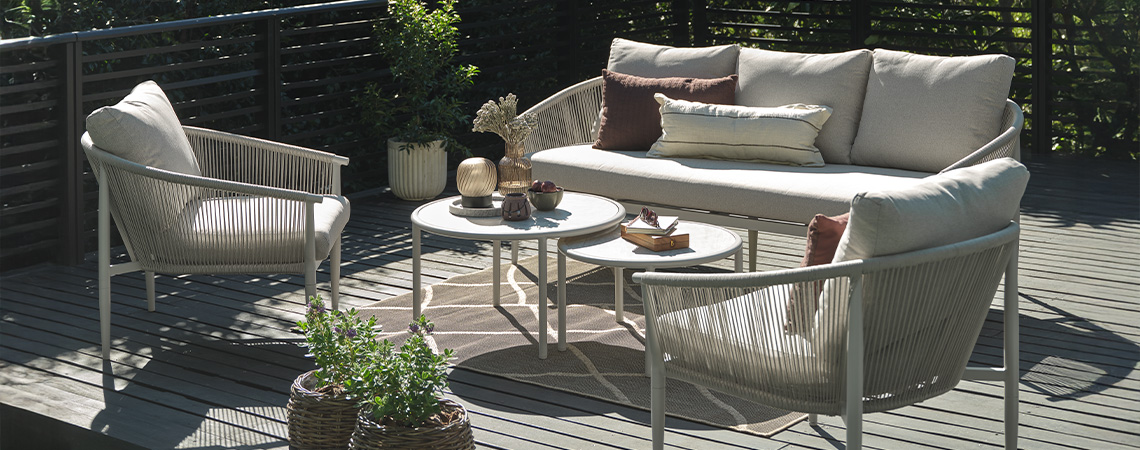 Ensemble lounge extérieur beige clair sur une terrasse