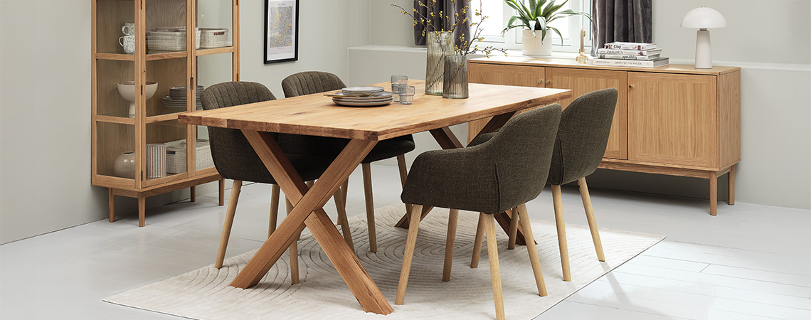 Meubles en bois massif et placage de bois certifiés FSC, tels que table à manger, vitrine et buffet dans la salle à manger.