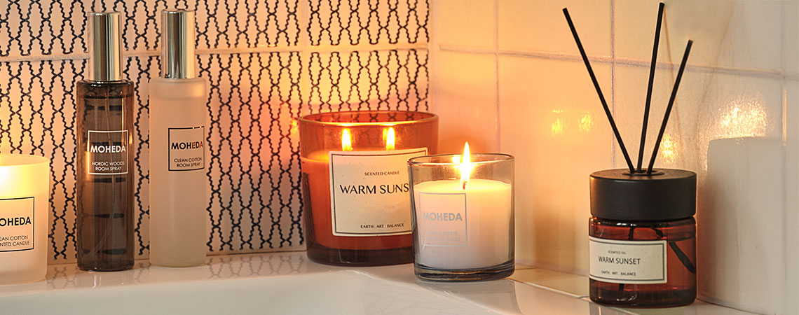 Vaporisateurs de parfum d'ambiance et bougies parfumées MOHEDA, diffuseur à bâtonnets et bougie parfumée BASTIAN Salle de bains avec bougies parfumées, diffuseur à bâtonnets et vaporisateurs de parfum d'ambiance