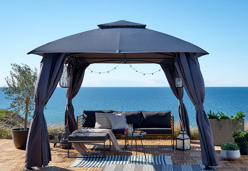 Gazebo extérieur sur un patio près de l’océan 