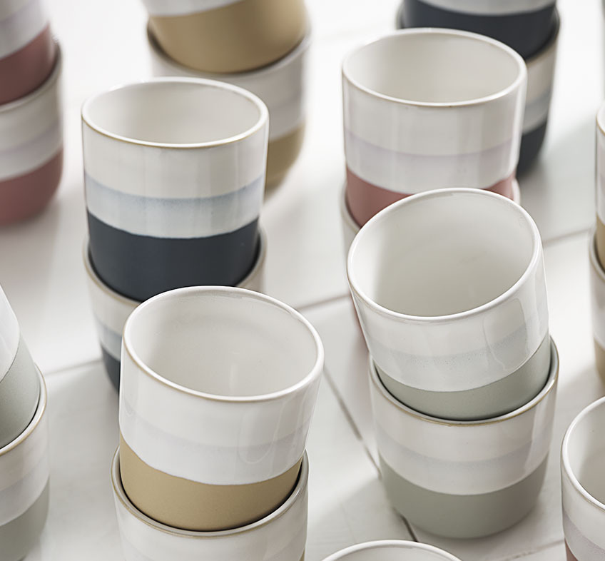 Tasse FREDERIK en différentes couleurs Tasses en porcelaine avec des rayures de différentes couleurs