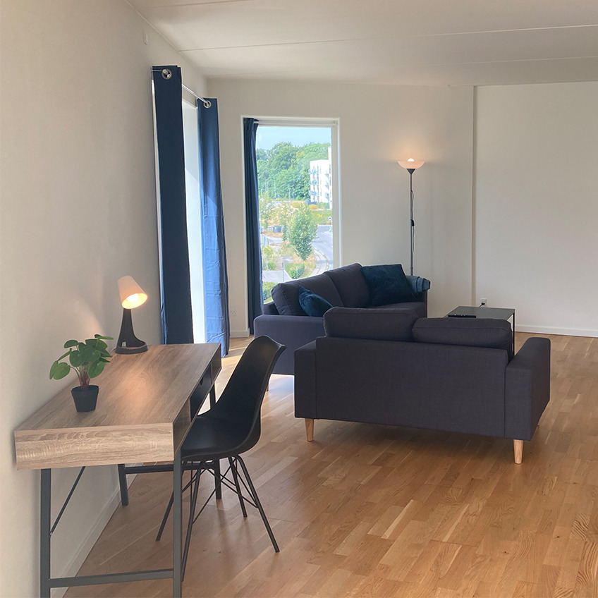 Chaise de salle à manger KLARUP, bureau ABBETVED et canapés EGENSE Salon meublé avec bureau, chaise et canapés