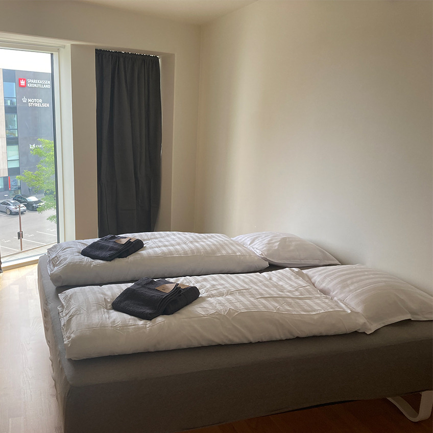 Parure de lit NELL, rideaux AMUNGEN Chambre à coucher meublée avec lits et rideaux