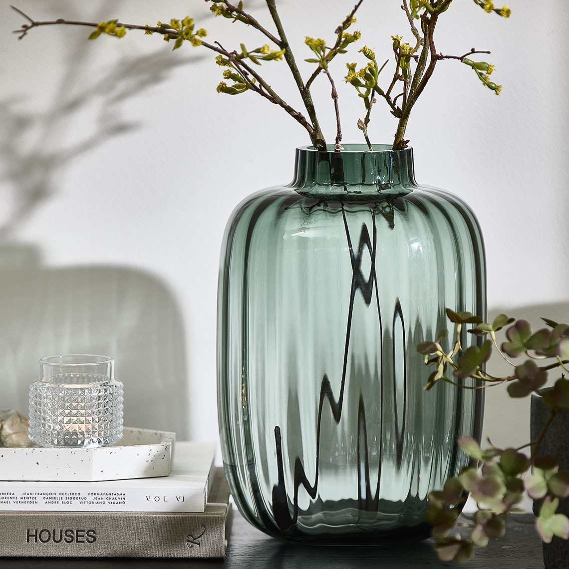 Porte-bougies ARN et vase KNUD Vase en verre strié et porte-bougies à réchaud