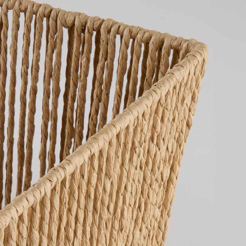 Les fils de papier tressés confèrent au panier LARSEMIL un aspect doux et aéré. Panier décoratif en fils de papier tressés