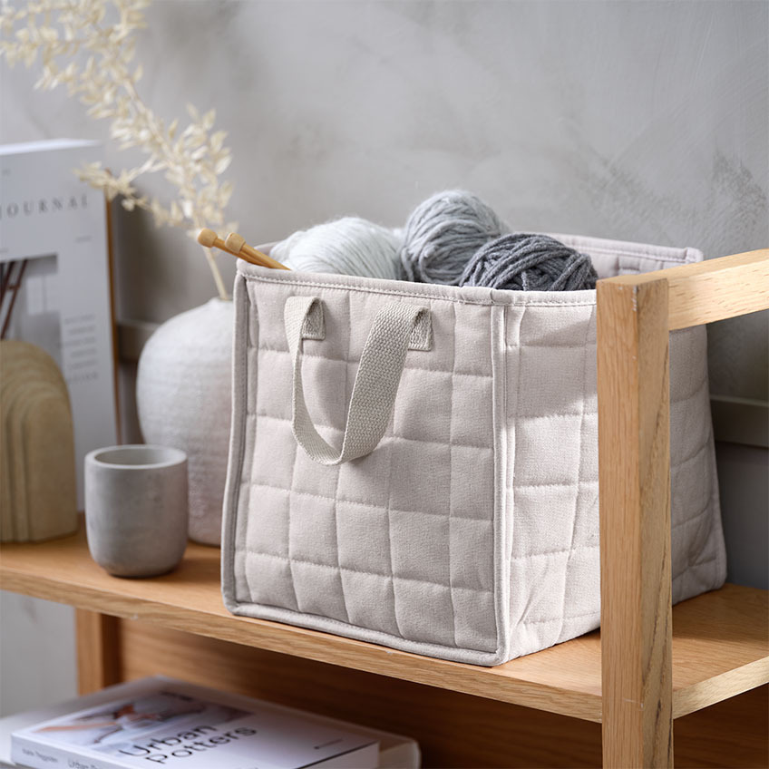 Le panier en tissu KETIL est fabriqué à partir de coton et de polyester recyclés, certifiés GRS. Panier en tissu fabriqué à partir de coton et polyester recyclés certifiés GRS
