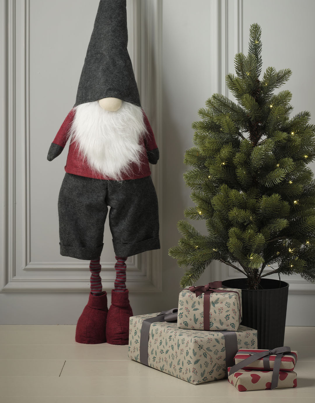 Les jambes du lutin de Noël HALM peuvent être ajustées en longueur. Grand lutin de Noël avec jambes ajustables