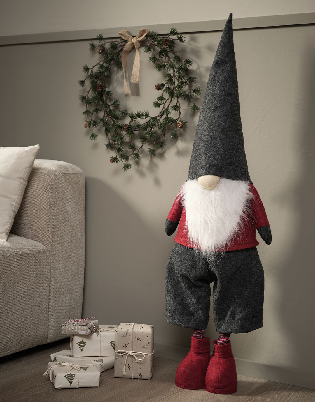 Le lutin de Noël HALM a un nez mignon en forme de bouton et une grande barbe blanche. Lutin de Noël scandinave avec un nez bouton, une barbe blanche et un chapeau gris