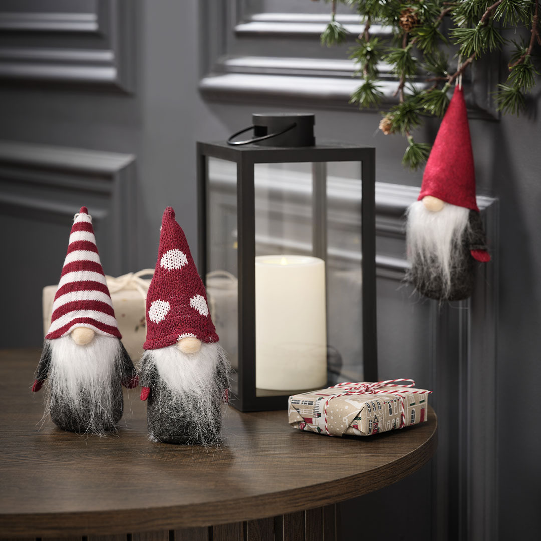 Le lutin de Noël BOND est disponible avec des chapeaux de différents motifs. Petits gnomes de Noël avec des chapeaux de différents motifs