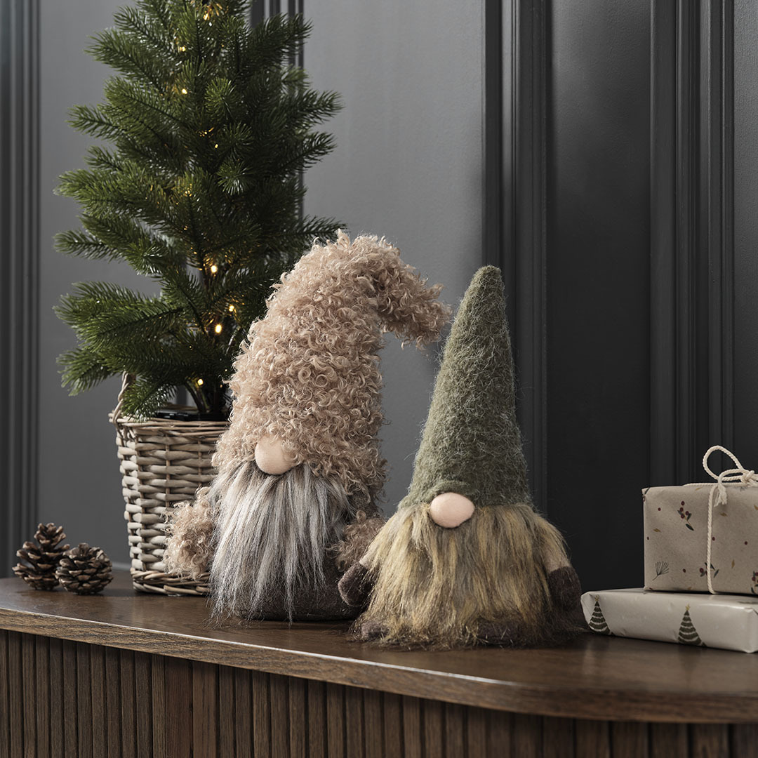 Gnomes de Noël LARVIKIT et MUMIN dans des tons doux de vert et de brun Petits lutins de Noël décoratifs dans des tons de vert et de brun sur un buffet