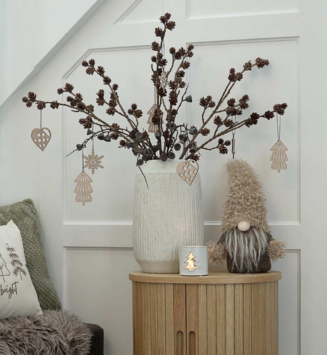 Décorations pour sapin de Noël BESTLA, vase CHRISTIAN et lutin de Noël LARVIKIT Petite table avec un vase contenant des décorations de Noël et un lutin de Noël