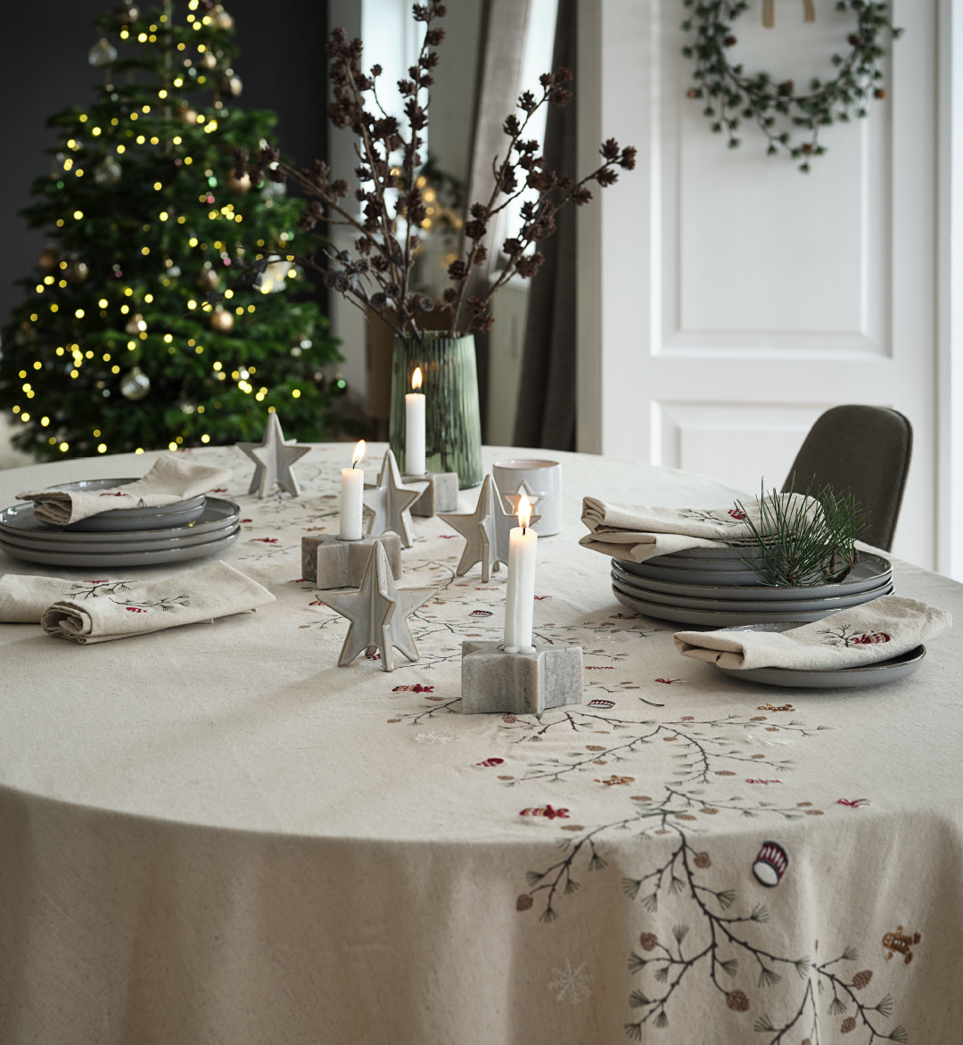 Une table décorée pour Noël avec nappe de Noël NELLIKE brodée avec des motifs de Noël Table de Noël joliment décorée avec nappe de Noël brodée