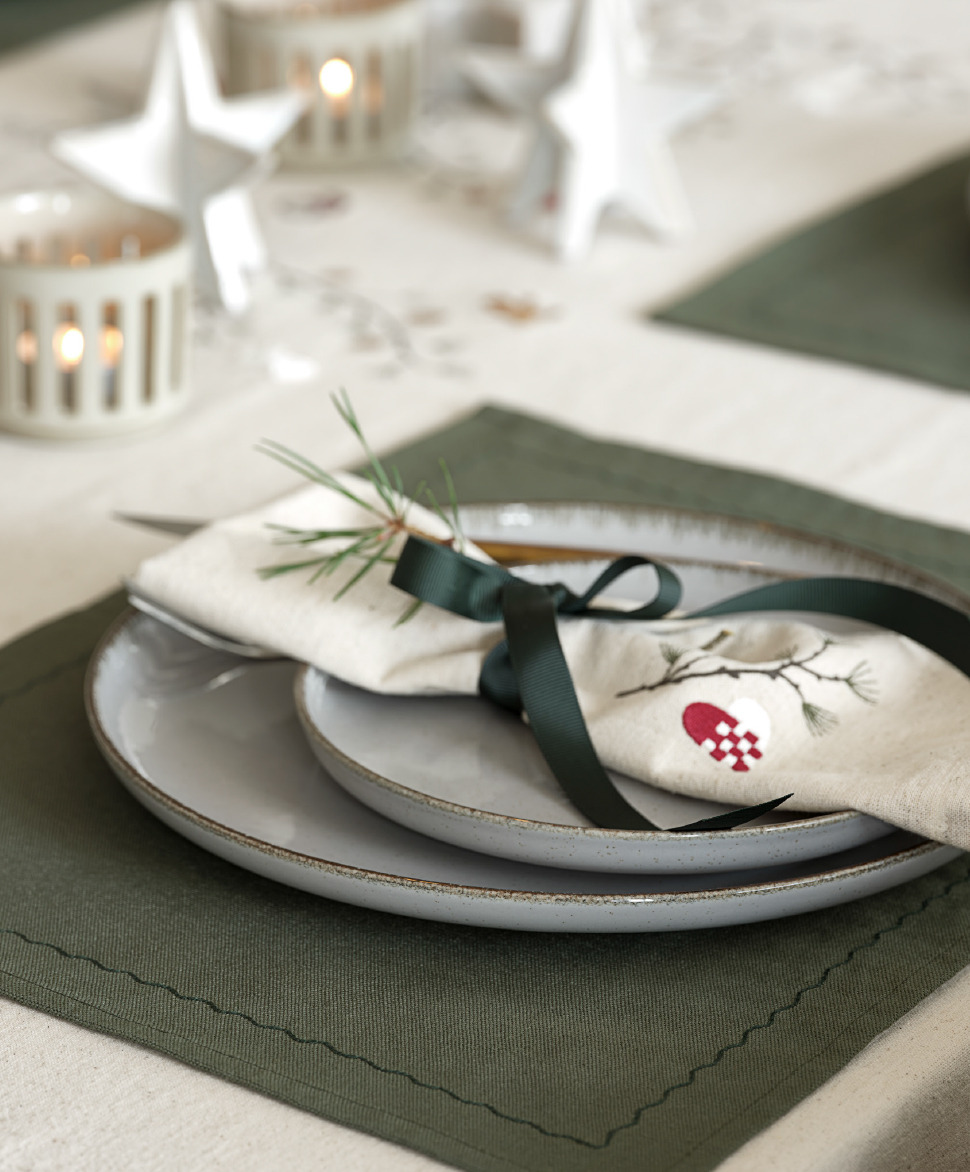Set de table DURIN vert Serviette de Noël bien pliée sur une assiette et un set de table