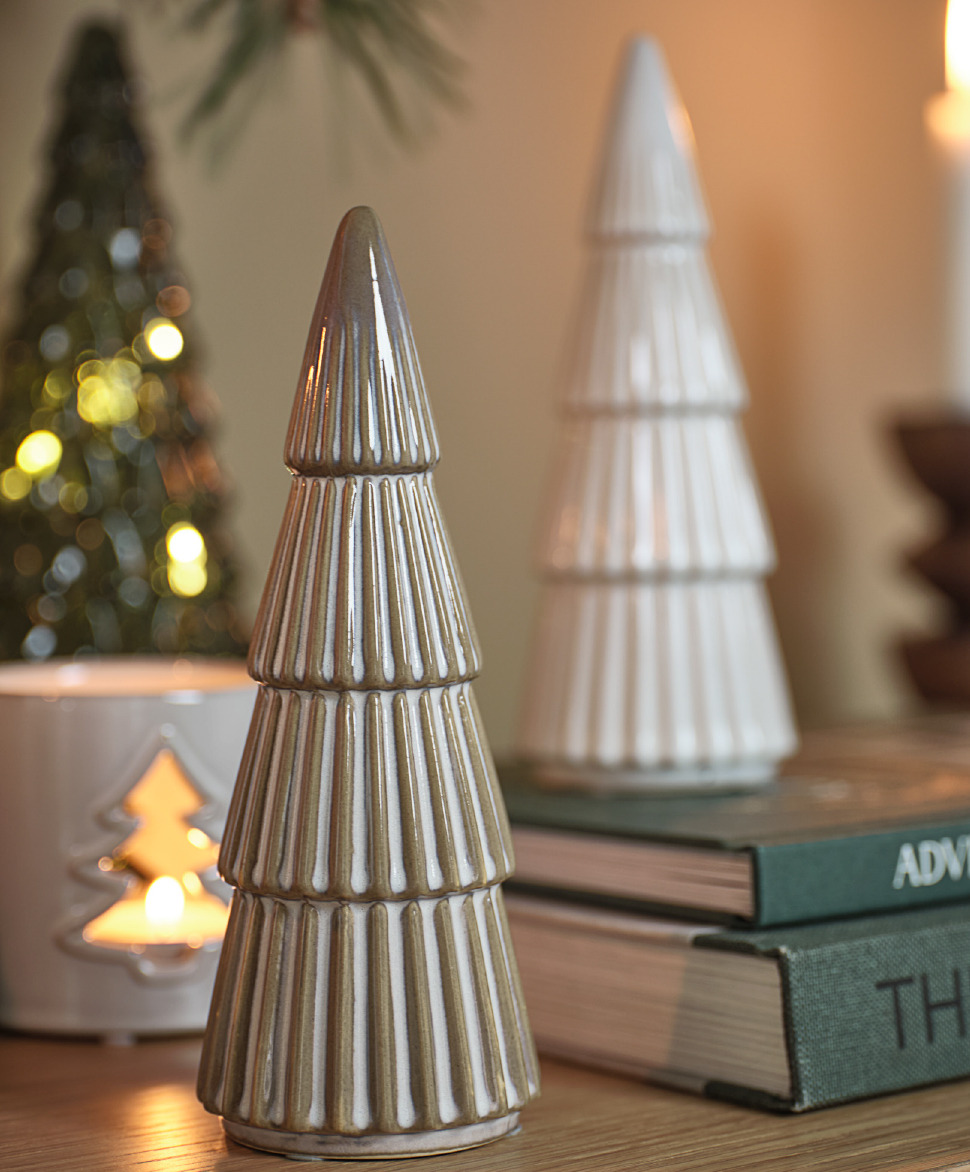 Elément décoratif en forme de sapin de Noël en coloris crème Sapin de Noël décoratif avec des stries