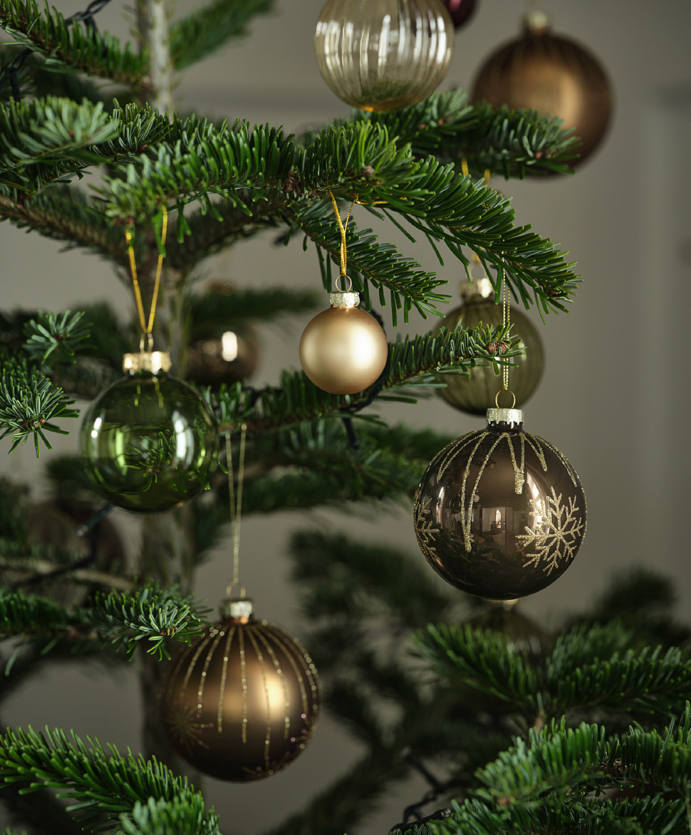 Boules de Noël GALDER dans les tons bruns avec des paillettes Un sapin de Noël décoré avec des boules scintillantes