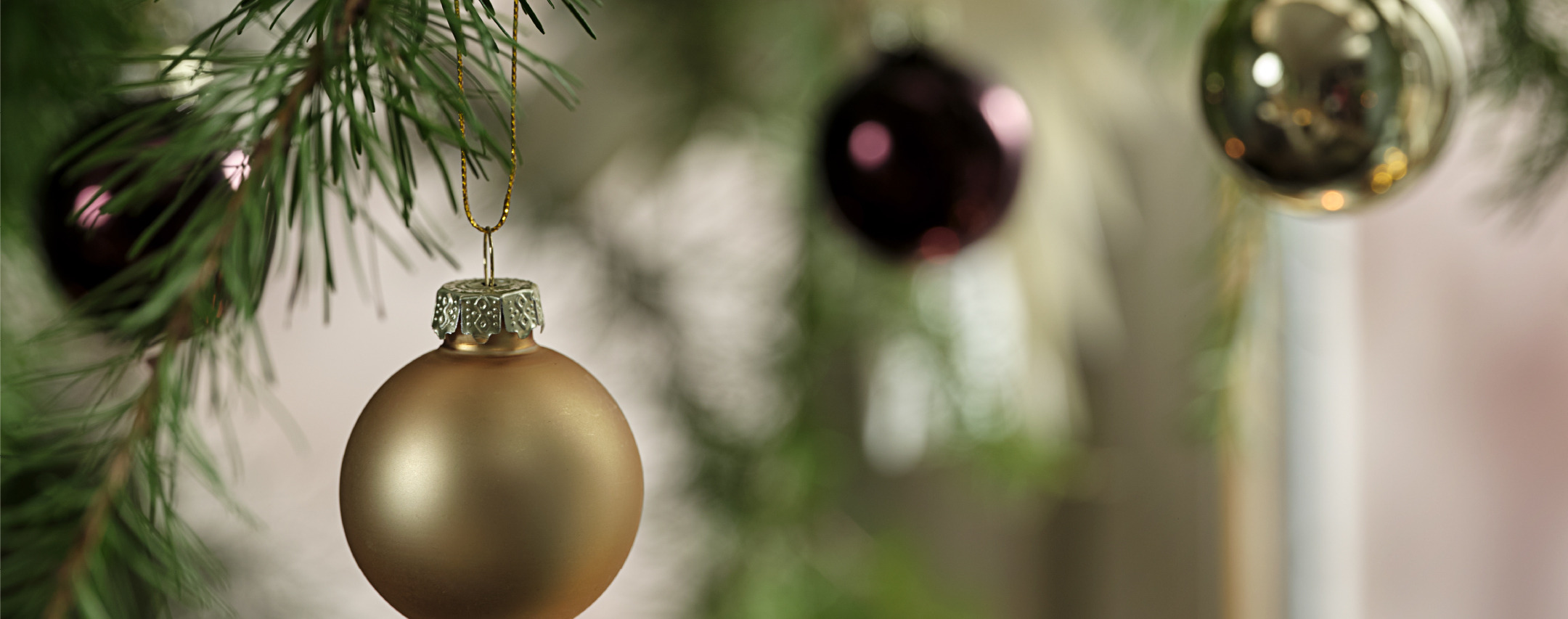Sapin de Noël décoré avec des boules Sapin de Noël décoré avec des boules