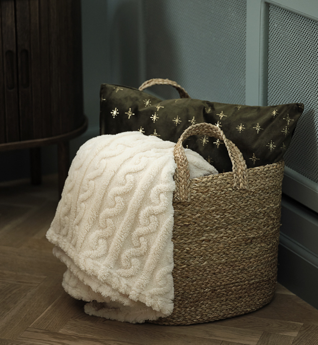 Panier ELI avec plaid SELENIT et coussin décoratif ALVALDE Un panier avec un plaid doux et un coussin décoratif vert avec des étoiles dorées