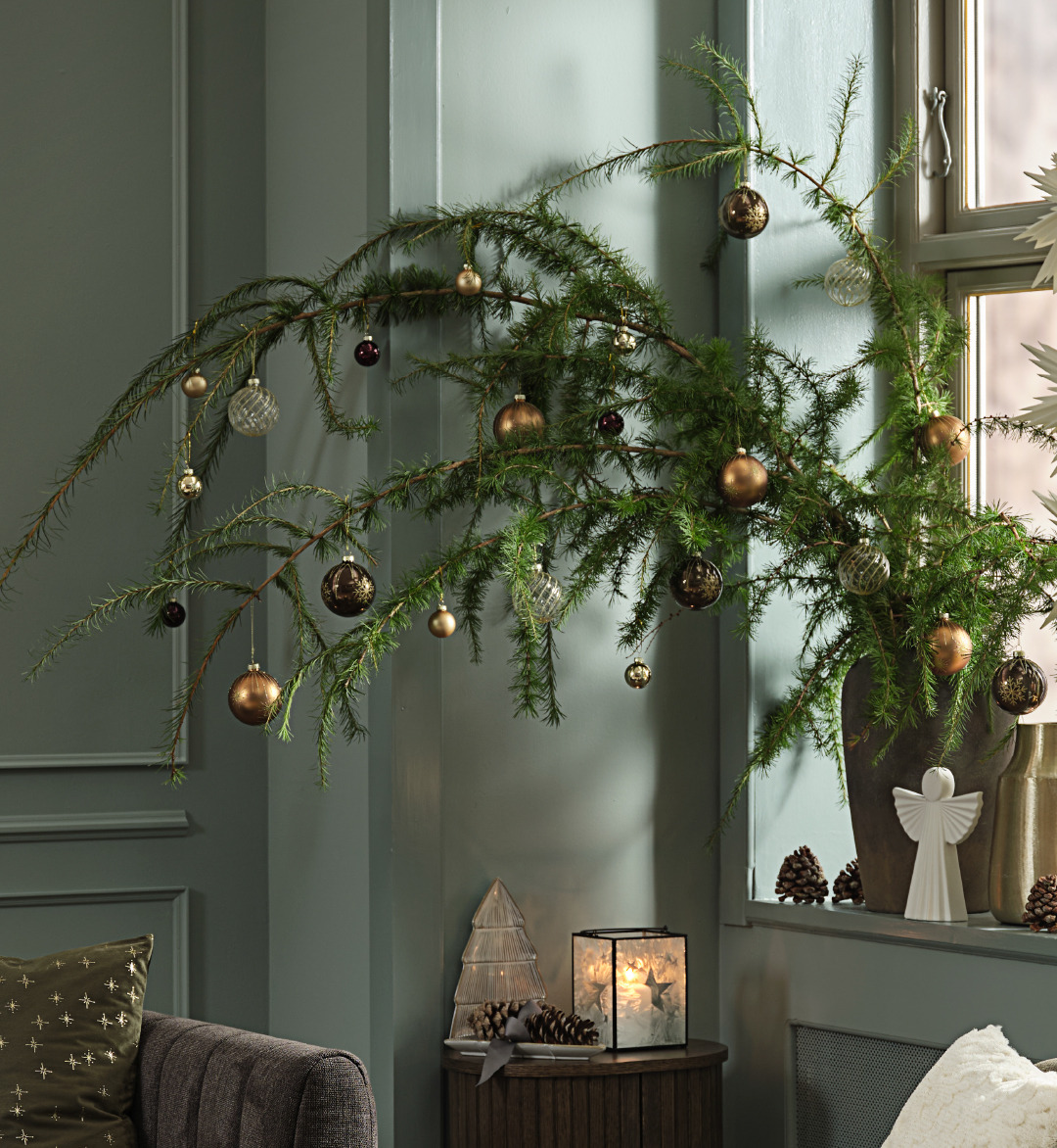 Sapin de Noël décoré avec différentes boules dans les tons bruns scintillants Sapin de Noël décoré avec différentes boules dans les tons bruns scintillants