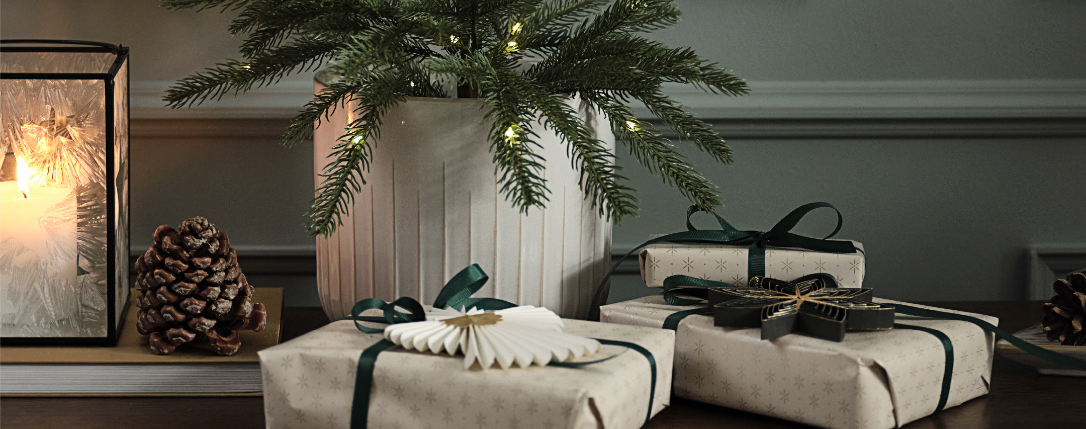 Cadeaux de Noël sur un buffet avec un sapin de Noël artificiel Cadeaux de Noël sur un buffet avec un sapin de Noël artificiel