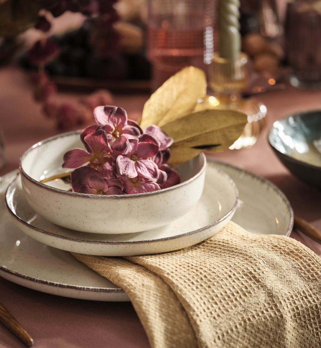 Vaisselle FERDUS Une table à manger dressée avec des assiettes et bols