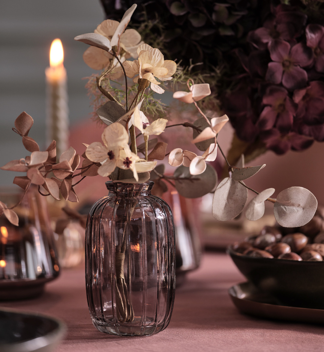 Vase ROAR avec fleurs artificielles LAUST Vase en verre gris avec fleurs artificielles sur une table