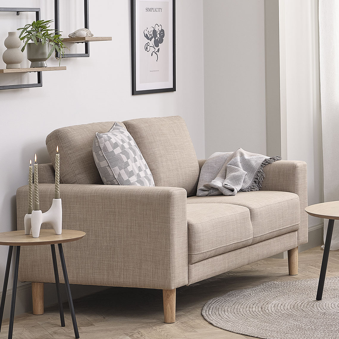 Canapé 2 places EGENSE Canapé beige deux places dans une pièce cosy