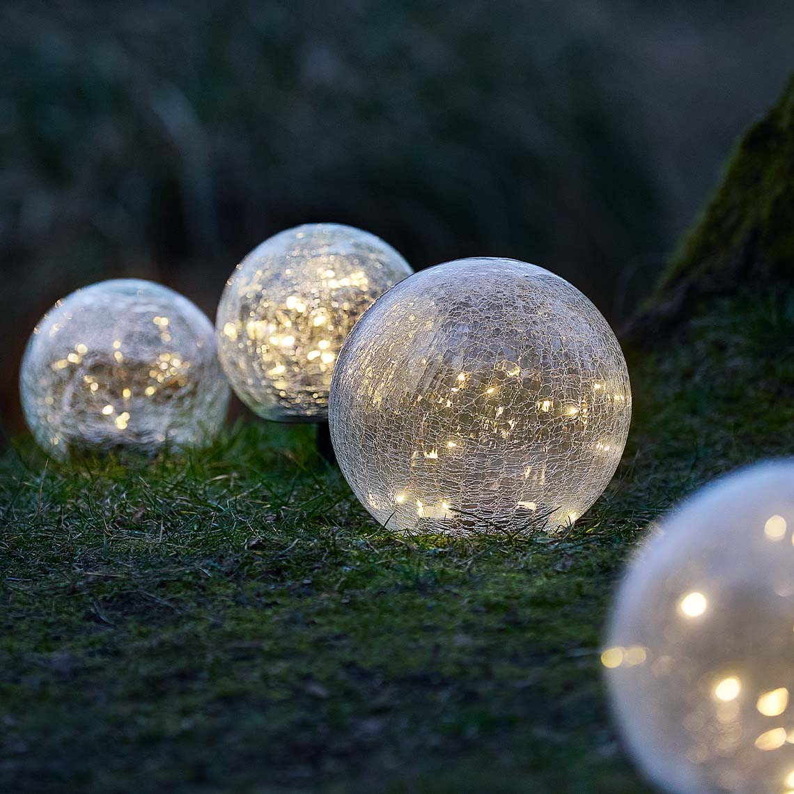 La lampe solaire HAVSVALE est disponible en deux tailles Lampes solaires en forme de globe rond en verre