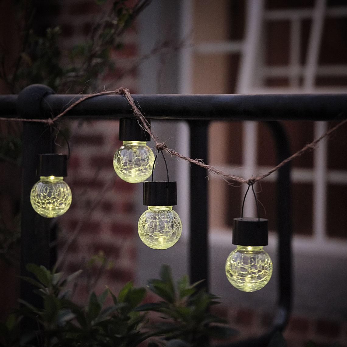 Lampes solaires NATTERGAL Petite lampe solaire de jardin suspendue à une corde le long d'une clôture