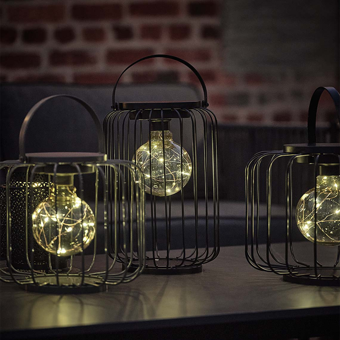 La lampe à piles GLENTE est disponible en deux tailles Lampe à piles d'extérieur avec cadre en fil d'acier ouvert et ampoule LED décorative