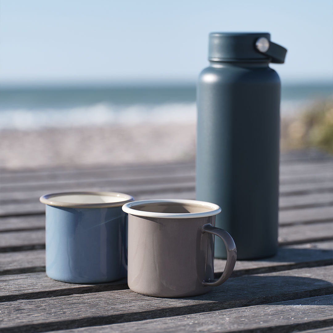 Tasses à boire LAPPSPOVE et bouteille à boire HUBRO Des tasses à boire et une bouteille thermos parfaites comme équipement de camping ou pour les pique-niques