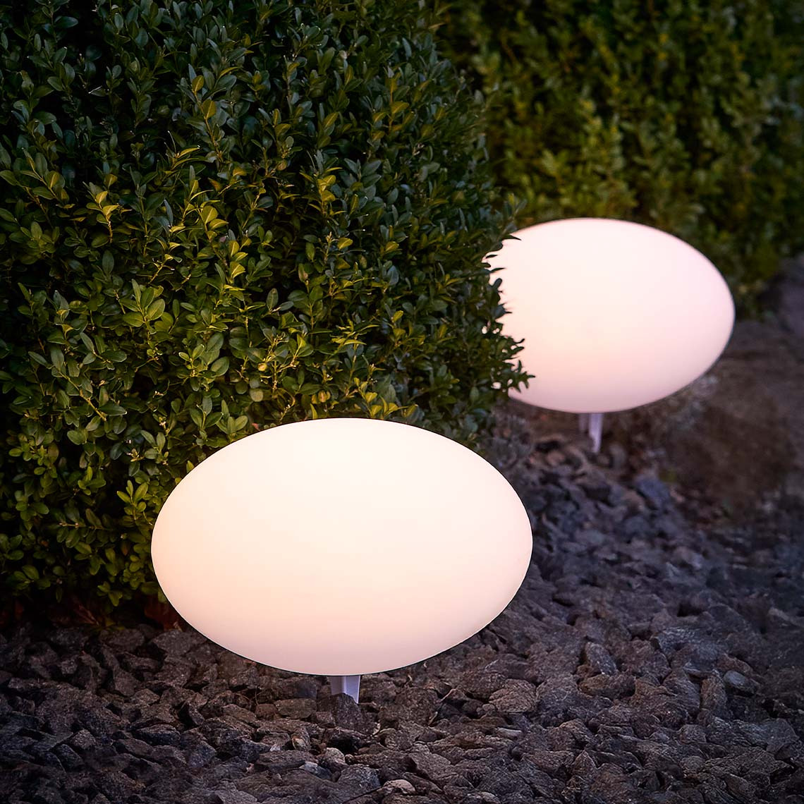 La lampe solaire HAVESANGER est disponible en deux tailles Lampes solaires blanches et rondes avec une lumière douce et chaleureuse