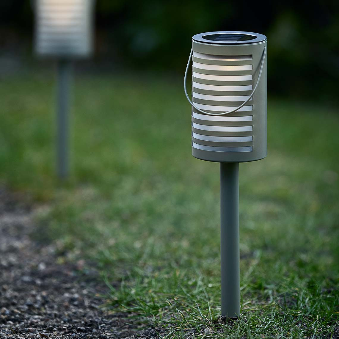 Lampe solaire HAVSULE Lampe solaire au design moderne et scandinave plantée dans une pelouse