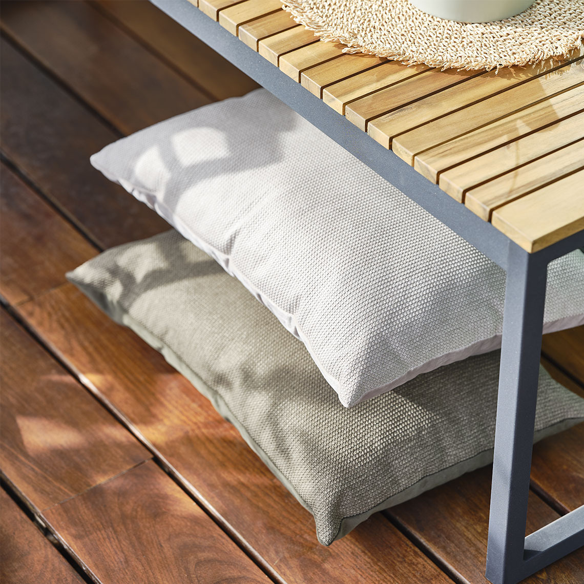 Coussin LILJE Coussins beiges sous un banc de jardin