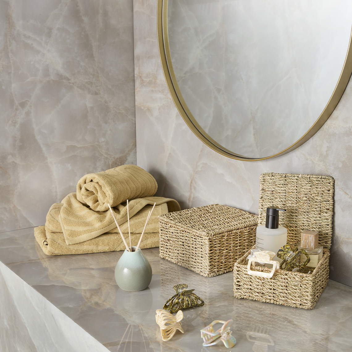 Serviettes IDALA et boîtes de rangement SENNAN Serviettes en coton jaunes et organisateurs de salle de bain dans une salle de bain