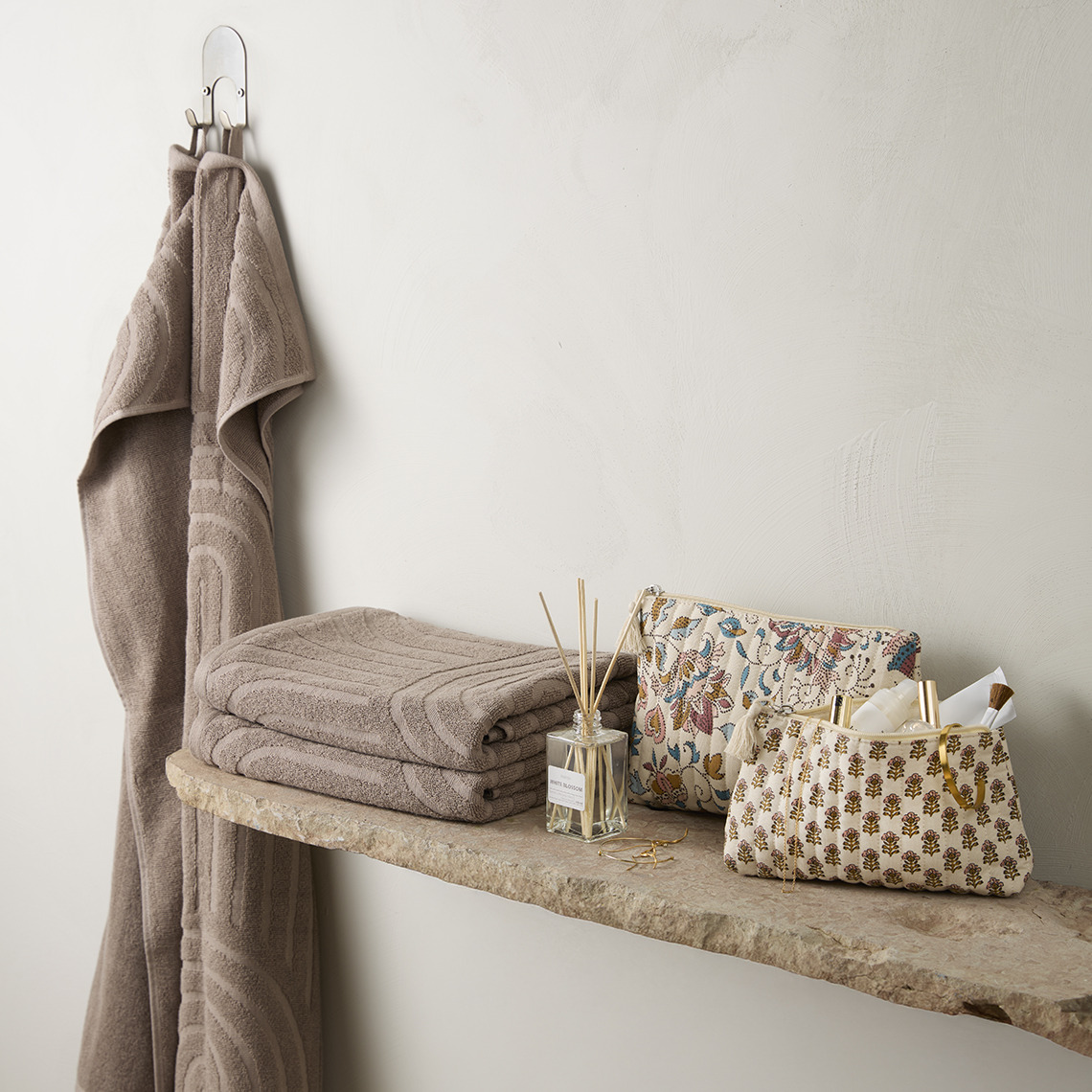 Serviettes IDALA et trousses de toilette SVALSTA Serviettes et trousses de toilette sur une étagère