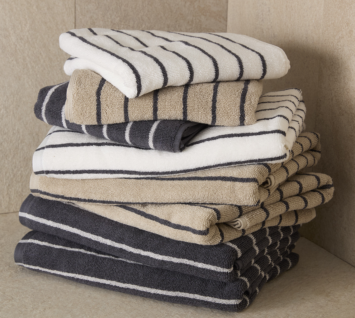 Serviettes BREDBYN Serviettes à rayures en coton dans une salle de bain