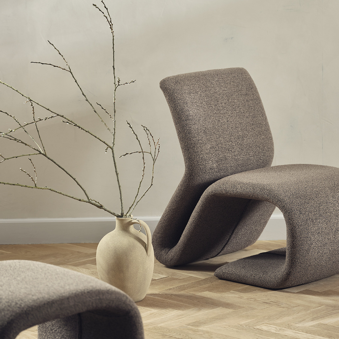 Vase KJARTAN et chaise lounge GULDBJERG Vase beige et chaise lounge