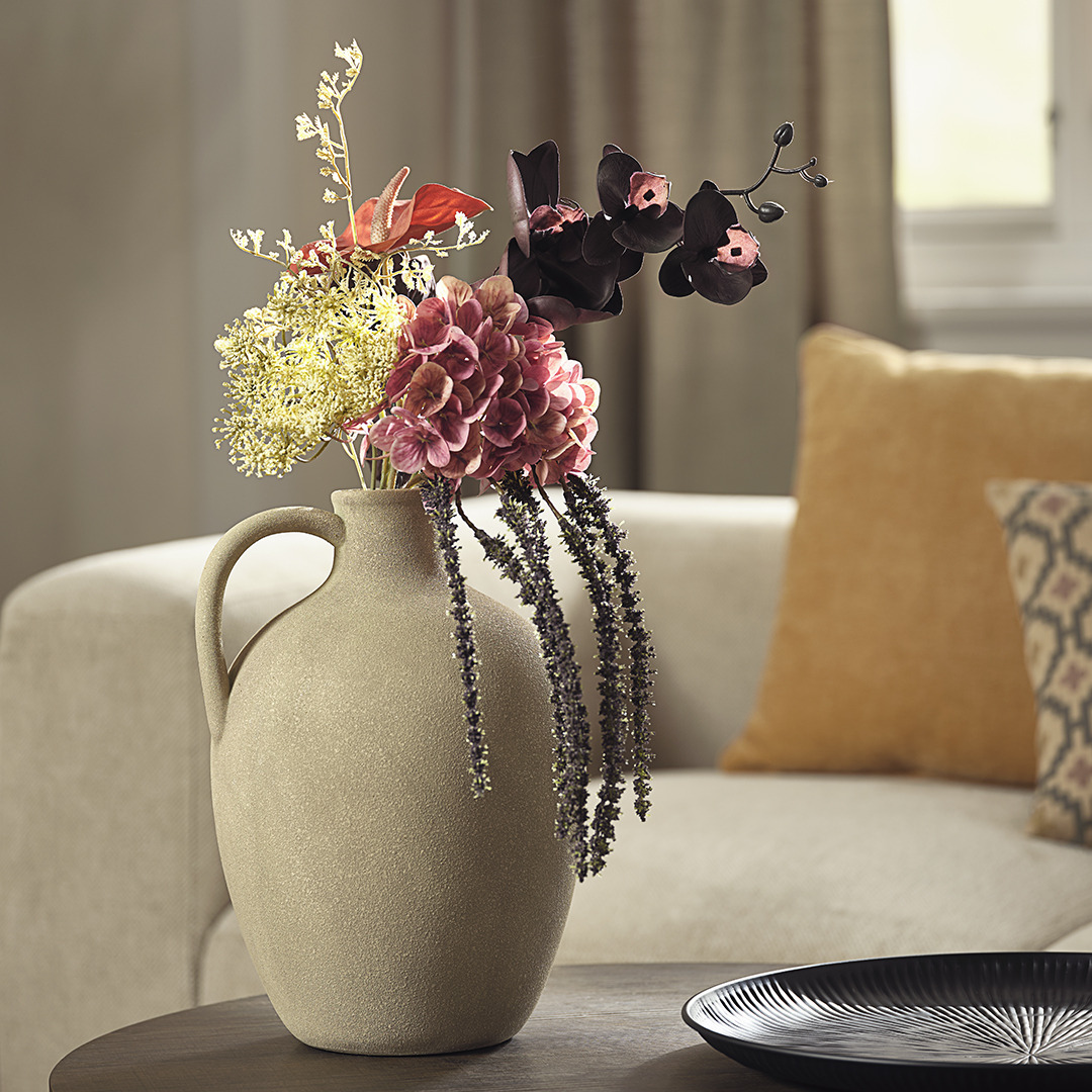 Vase KJARTAN et fleurs artificielles GODFRED Vase avec fleurs artificielles dans le salon